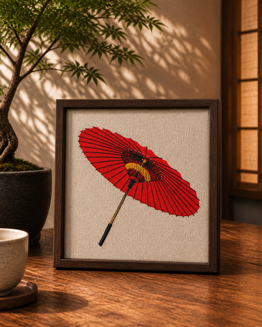 Ombrelle japonaise Wagasa rouge brodée dans un cadre en noyer