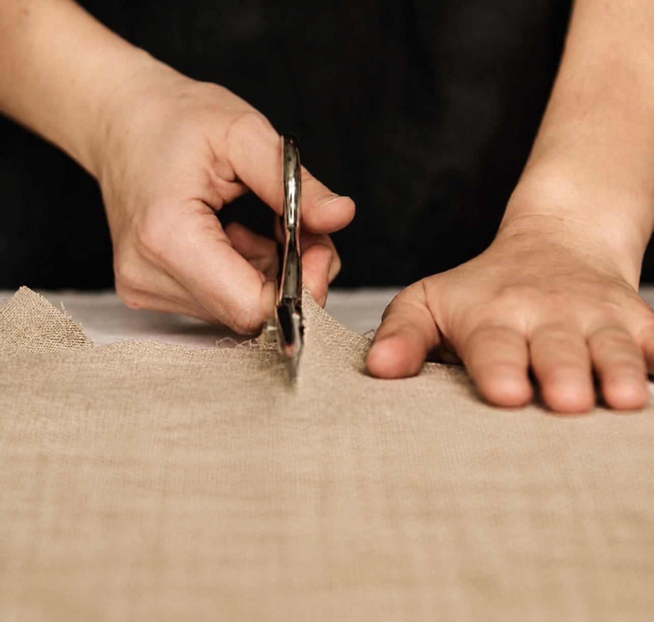 Découpe et préparation d’une broderie dans l’atelier